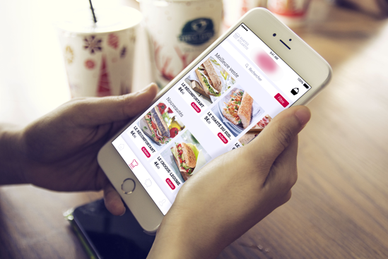 application mise en situation sur téléphone dans un restaurant