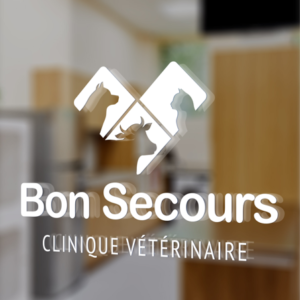 Logo Bon Secours sur vitrine en verre