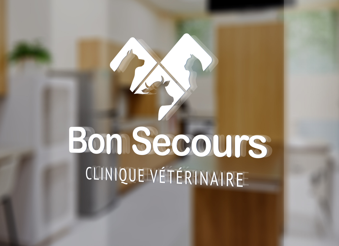 Logo Bon Secours sur vitrine en verre