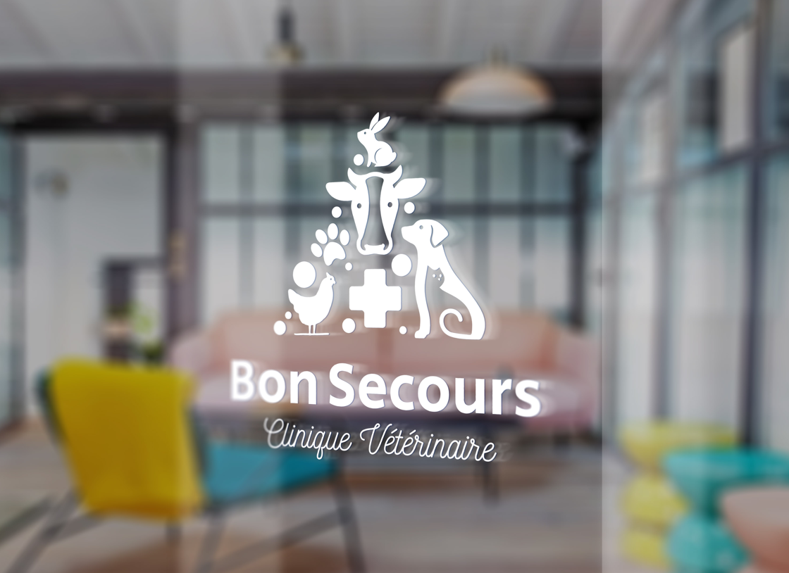 Logo Bon Secours sur vitrine en verre